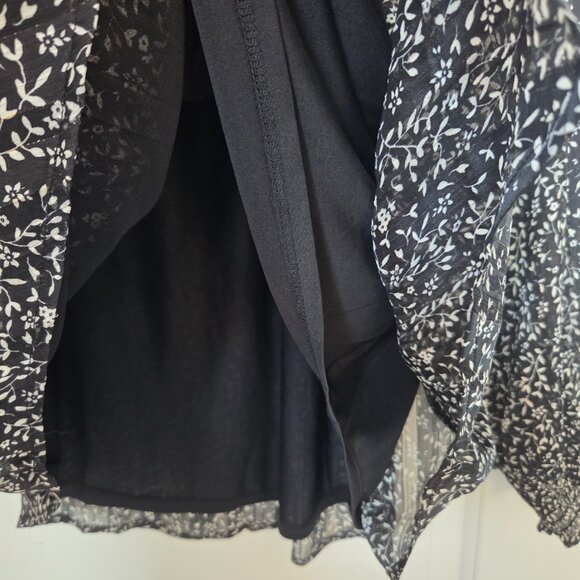 Tamara H Flowy Ruffled front black with white flowers. Size 2X - Picture 6 of 9